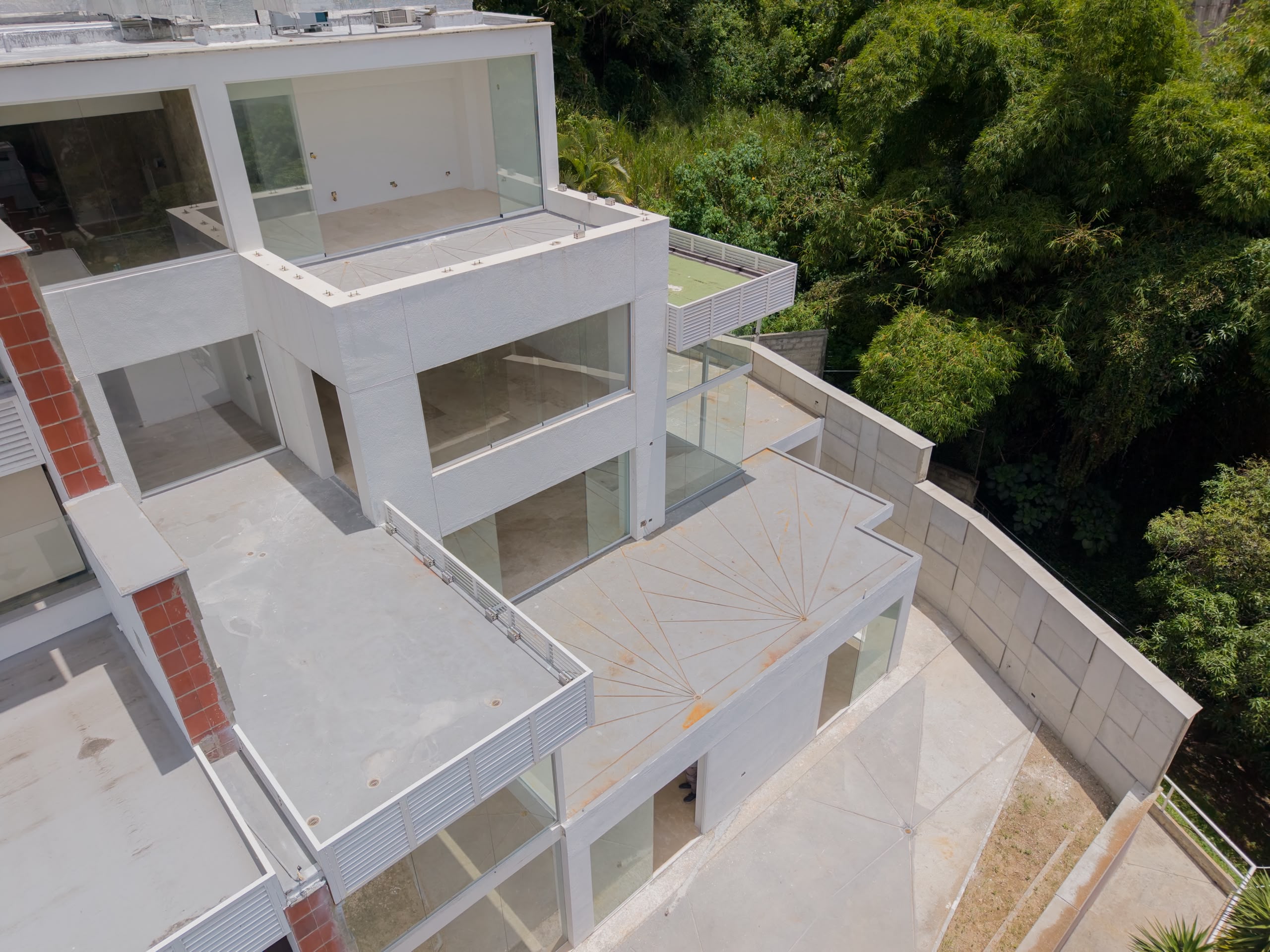 Fotografía elevada de la fachada escalonada y terrazas del inmueble